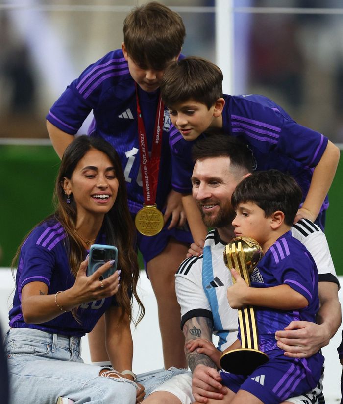 Messi chụp ảnh cùng vợ con sau chung kết World Cup năm 2022. Ảnh: Reuters.