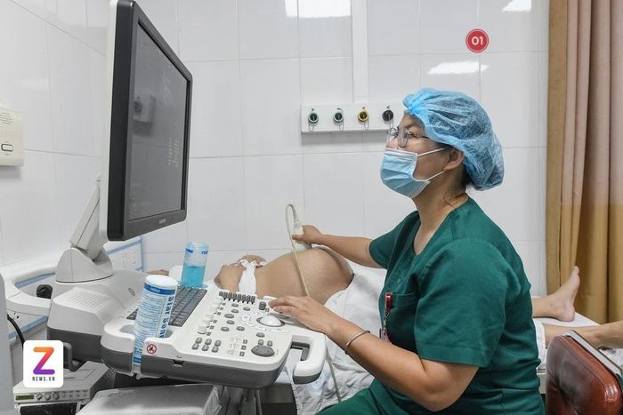 Gây tê ngoài màng cứng giúp cuộc vượt cạn nhẹ nhàng hơn khi giảm đáng kể cơn đau chuyển dạ. Ảnh: Việt Linh.