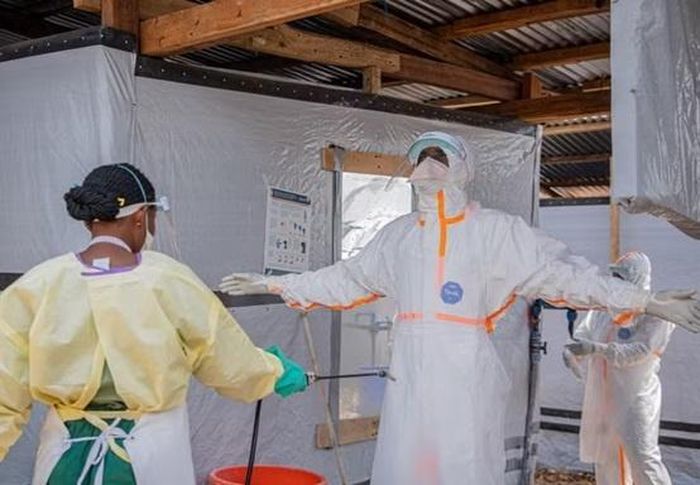 Nhân viên y tế thực hiện công tác khử trùng tại trung tâm điều trị bệnh nhân nhiễm virus Ebola ở thành phố Bunia, thủ phủ tỉnh Ituri, CHDC Congo ngày 9/7/2026.