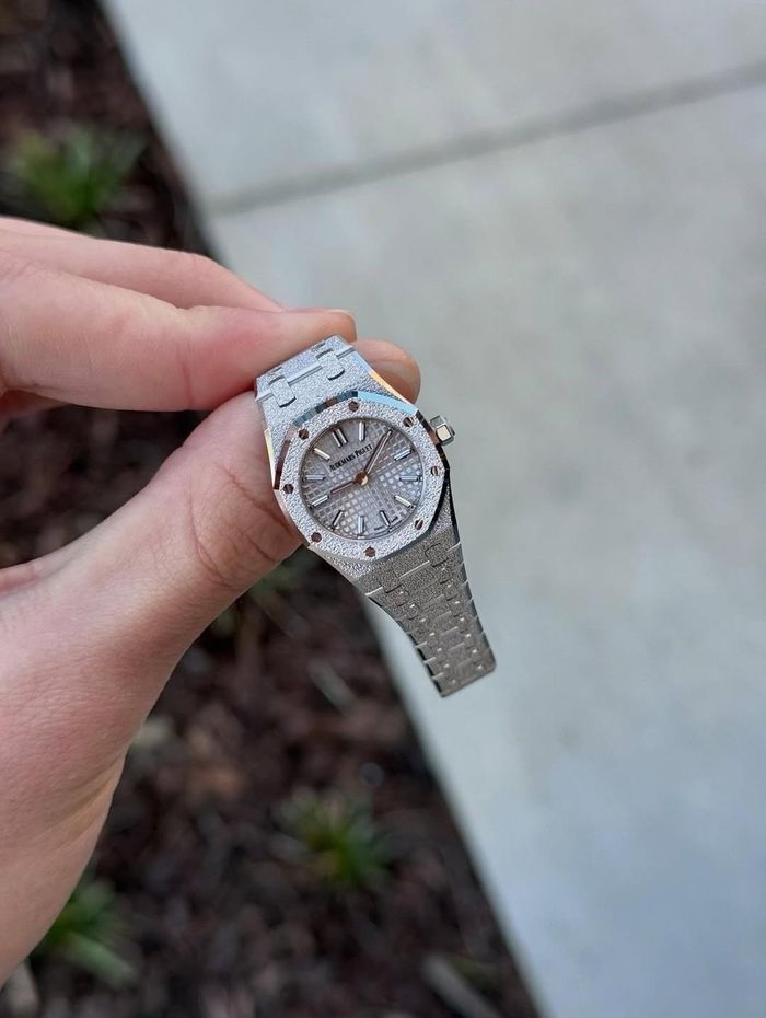 Royal Oak Mini gợi nhắc mẫu Ref. 67075BA do nhà thiết kế đồng hồ Emmanuel Gueit phát triển nhân dịp 25 năm Royal Oak, với kích thước chỉ 20 mm và bộ máy quartz calibre 2601. Phiên bản mới kế thừa tinh thần nhỏ gọn, đơn sắc này, đồng thời bổ sung lớp hoàn thiện frosted gold từng được hãng đưa vào Royal Oak nữ năm 2016 cùng Carolina Bucci. Kỹ thuật Florentine dùng dụng cụ đầu kim cương để tạo hiệu ứng lấp lánh trên vỏ và dây đeo. Ref. 67630BC có giá bán lẻ 34.000 USD (khoảng 893 triệu đồng) ở thời điểm ra mắt. Ảnh: @dailywatchshot.