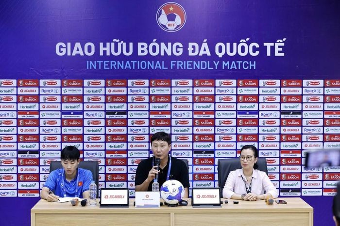 HLV Kim Sang-sik trả lời báo chí sau chiến thắng 4-0 của đội tuyển Việt Nam trước Myanmar