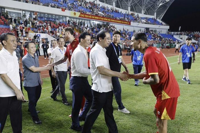 Lãnh đạo tỉnh Thái Nguyên và VFF động viên đội tuyển Việt Nam sau trận đấu