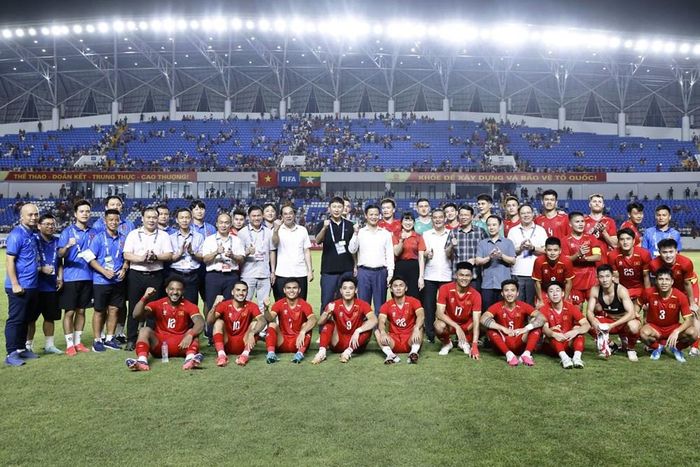 Lãnh đạo tỉnh Thái Nguyên và VFF chụp ảnh lưu niệm cùng đội tuyển Việt Nam sau chiến thắng trước Myanmar