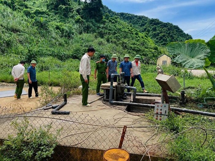 Lực lượng chức năng tỉnh Thanh Hóa khám nghiệm, kiểm tra hiện trường vụ tai nạn lao động tại khu vực bể lọc phân của trang trại chăn nuôi