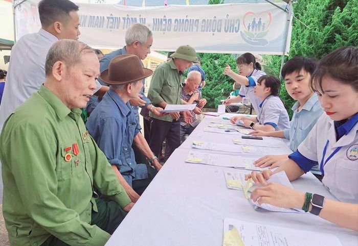 Đội ngũ y, bác sĩ đã trực tiếp khám lâm sàng toàn diện cho từng người dân