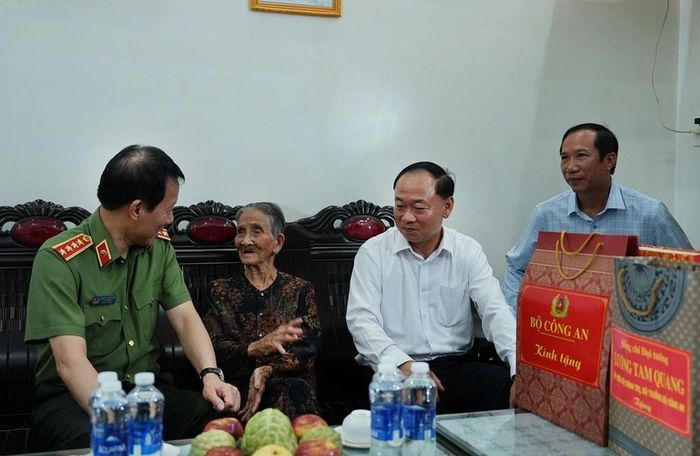 Bộ trưởng Lương Tam Quang thăm Mẹ Việt Nam anh hùng Nguyễn Thị Hiến