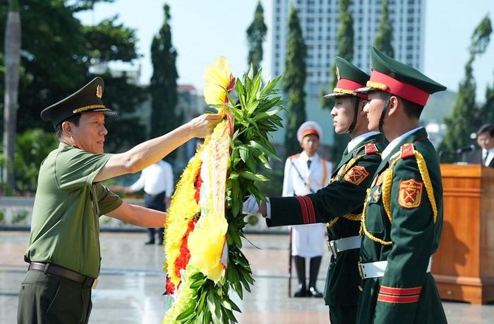 Bộ trưởng Lương Tam Quang và Đoàn công tác dâng hoa, dâng hương tri ân các Anh hùng liệt sĩ tại Nghĩa trang liệt sĩ Quy Nhơn