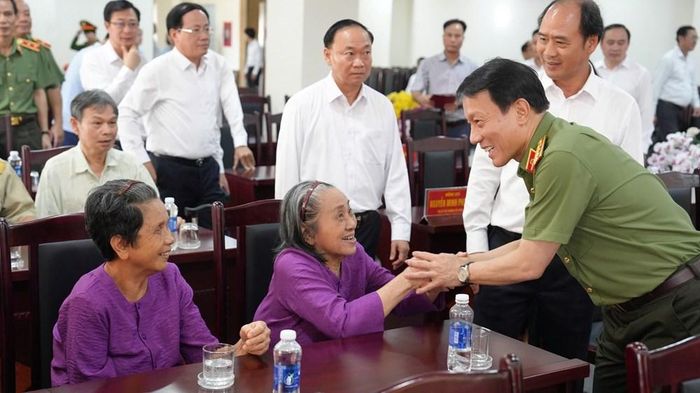 Bộ trưởng Lương Tam Quang và Đoàn công tác đã đến thăm, tặng quà và động viên các thương, bệnh binh đang điều trị, dưỡng bệnh tại Trung tâm Điều dưỡng người có công tỉnh Gia Lai