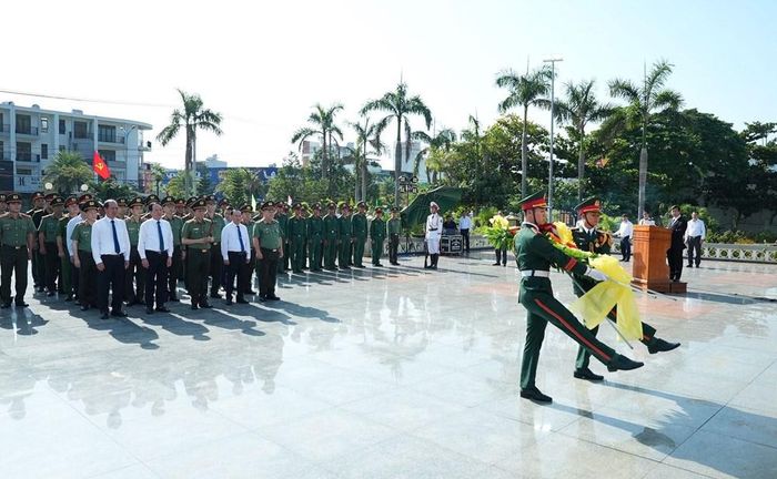 Bộ trưởng Lương Tam Quang cùng Đoàn công tác dâng hoa, dâng hương tri ân các Anh hùng liệt sĩ tại Nghĩa trang liệt sĩ Quy Nhơn