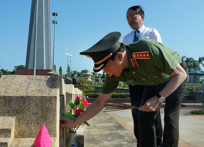 Bộ trưởng Lương Tam Quang thắp hương lên từng phần mộ, bày tỏ lòng biết ơn vô hạn đối với những người con ưu tú đã hiến dâng tuổi thanh xuân cho nền độc lập, tự do của Tổ quốc
