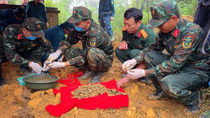 Quá trình khai quật, cất bốc hài cốt và thu thập mẫu phục vụ giám định ADN được thực hiện cẩn trọng, tỉ mỉ, đúng quy trình