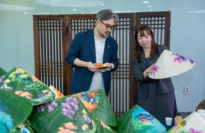 Giới thiệu sản phẩm nghề nón lá truyền thống đến đối tác Hàn Quốc. Ảnh: TB