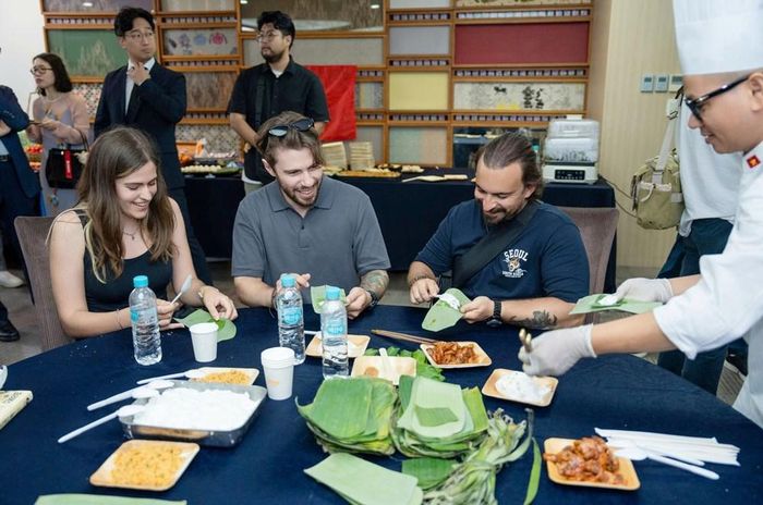 Du khách trải nghiệm làm bánh đặc sản Huế. Ảnh: TB