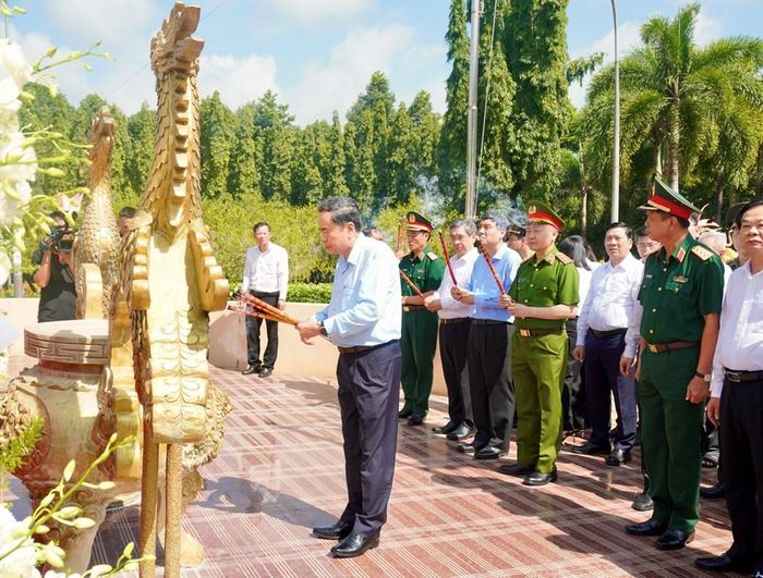 Chủ tịch Quốc hội Trần Thanh Mẫn dâng hương, dâng hoa tại Công viên Tượng đài, Nhà lưu niệm Anh hùng liệt sĩ Võ Thị Sáu
