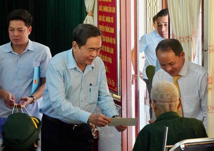 Chủ tịch Quốc hội Trần Thanh Mẫn tặng quà tại Trung tâm điều dưỡng Người có công Long Đất, xã Long Hải