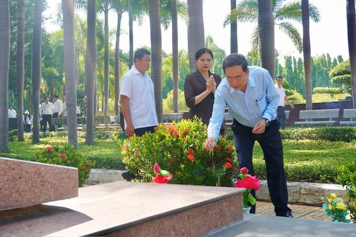 Chủ tịch Quốc hội Trần Thanh Mẫn thắp hương tại Nghĩa trang liệt sĩ Long Điền Đất Đỏ