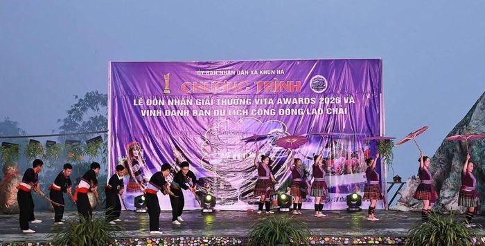 Điểm nhấn của chương trình là Lễ trao Giải thưởng VITA Awards 2026, vinh danh Bản du lịch cộng đồng Lao Chải vì những thành tích nổi bật trong phát triển du lịch cộng đồng. Đây không chỉ là niềm tự hào của địa phương mà còn là động lực để Khun Há tiếp tục nâng cao chất lượng dịch vụ, xây dựng hình ảnh điểm đến văn minh, an toàn và hấp dẫn