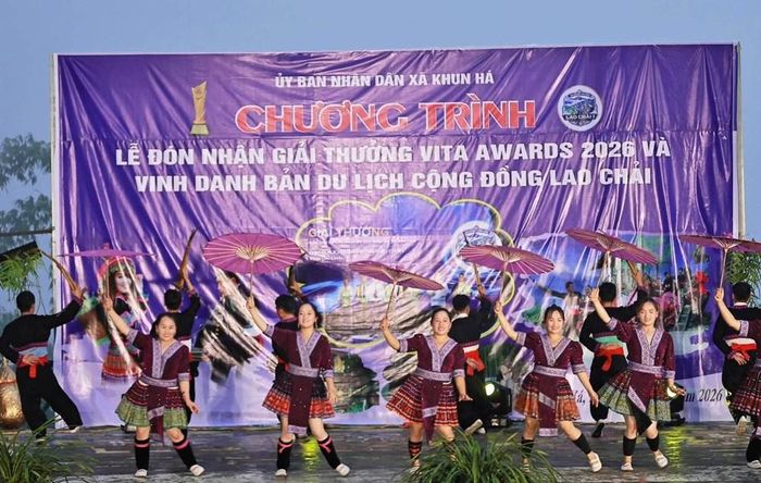 Các tiết mục văn nghệ mang đậm bản sắc dân tộc Mông góp phần tạo nên không khí phấn khởi trong ngày đón nhận giải thưởng