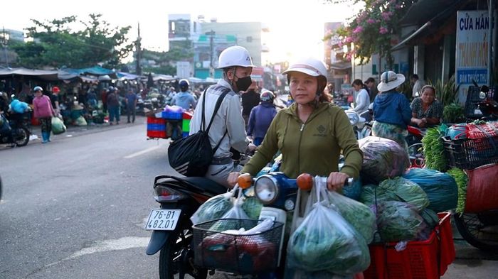 Những chuyến xe chở đầy rau xanh nối nhau rời chợ khi trời vừa hửng sáng