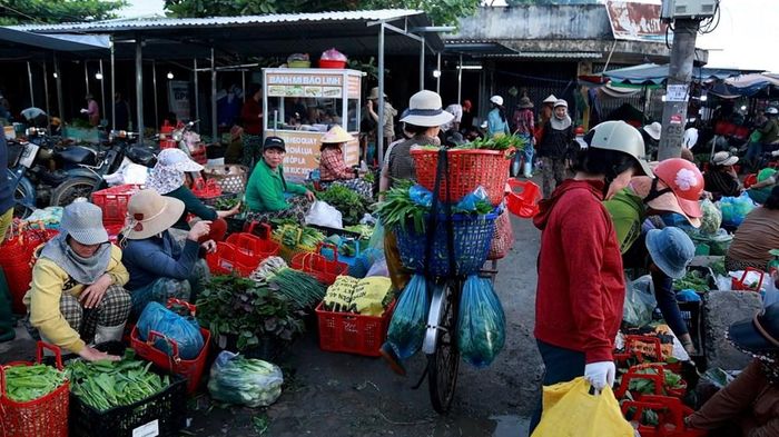 Chợ Châu Sa là nơi mưu sinh của hàng trăm tiểu thương, góp phần duy trì sinh kế