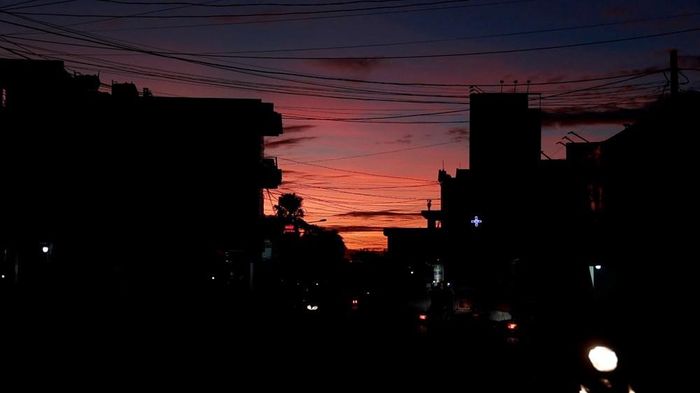 Từ 1 giờ sáng, chợ rau Châu Sa đã rực sáng ánh đèn, mở đầu một phiên chợ nhộn nhịp của vùng quê Quảng Ngãi