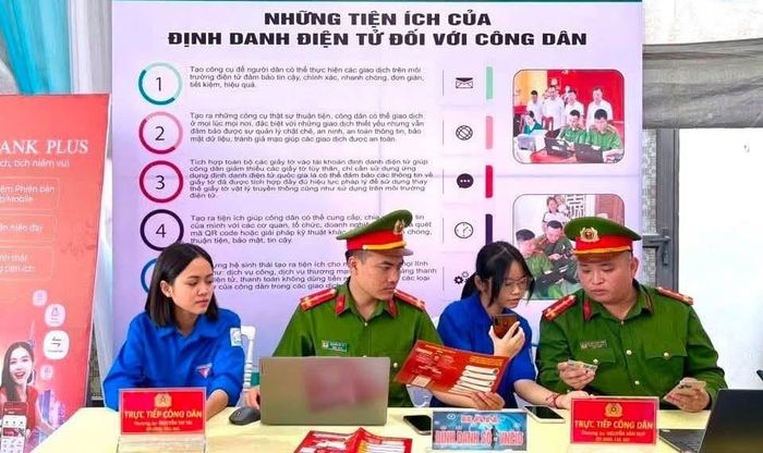 Tuổi trẻ xã Đông Cuông tích cực tham gia phối hợp hỗ trợ kỹ năng số cho đoàn viên, thanh niên và nhân dân trên địa bàn