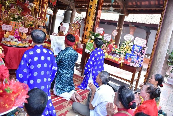 Các vị cao niên đọc chúc văn tại đình chính Vạn Phúc