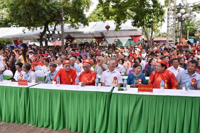 Khách mời và nhân dân hai làng Vạn Phúc - Nga My tham dự lễ kỷ niệm