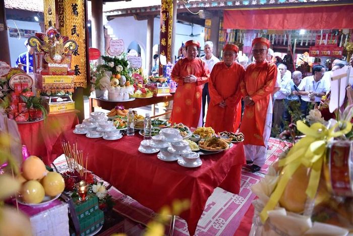 Đại diện dân làng Nga My làm lễ dâng hương tại đình chính Vạn Phúc trong lễ kỷ niệm 1.000 năm kết chạ