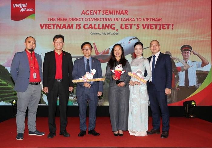 Các đại biểu tham dự Hội thảo chụp ảnh lưu niệm