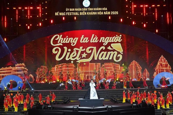 Tiết mục nghệ thuật "Chúng ta là người Việt Nam"