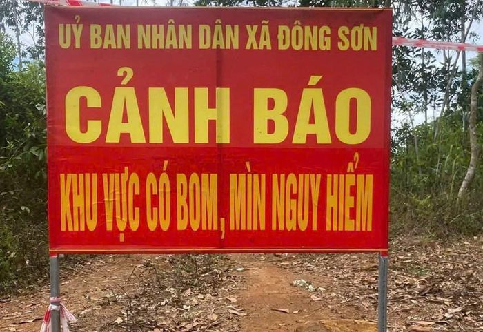 Biển cảnh báo khu vực có bom, mìn