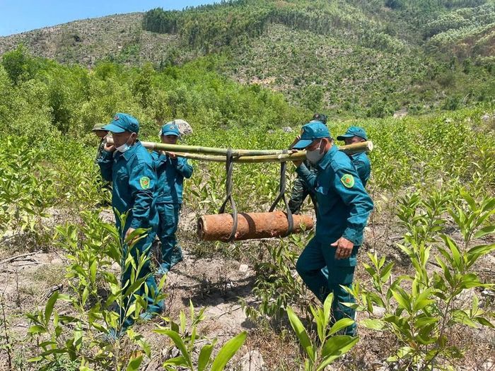 Cán bộ, chiến sĩ Ban CHQS xã Đông Sơn phối hợp vận chuyển an toàn số bom, đạn đến khu vực xử lý