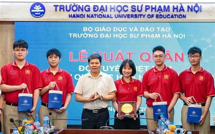 Lãnh đạo Trường Đại học Sư Phạm Hà Nội cùng đội tuyển trong lễ xuất quân. Ảnh: TTXVN phát