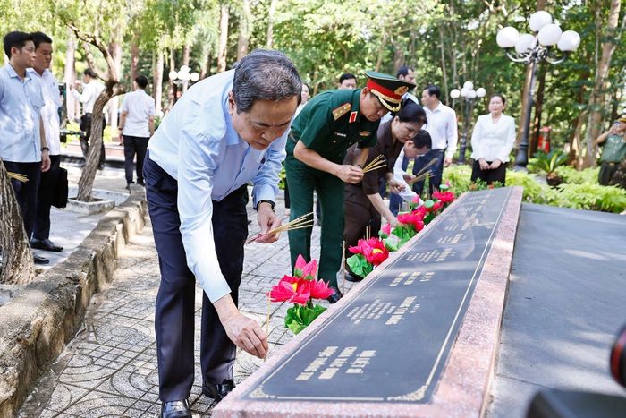 Chủ tịch Quốc hội Trần Thanh Mẫn dâng hương, dâng hoa tại Nghĩa trang liệt sĩ Long Điền Đất Đỏ. Ảnh: Doãn Tấn - TTXVN