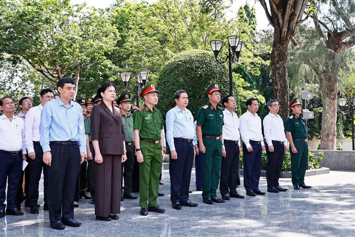 Chủ tịch Quốc hội Trần Thanh Mẫn dâng hương, dâng hoa tại Công viên Tượng đài, Nhà lưu niệm Anh hùng liệt sĩ Võ Thị Sáu. Ảnh: Doãn Tấn - TTXVN