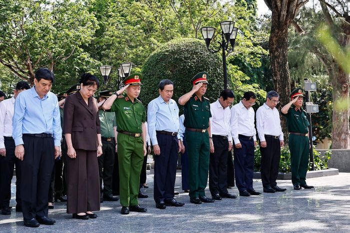 Chủ tịch Quốc hội Trần Thanh Mẫn dâng hương, dâng hoa tại Công viên Tượng đài, Nhà lưu niệm Anh hùng liệt sĩ Võ Thị Sáu. Ảnh: Doãn Tấn - TTXVN