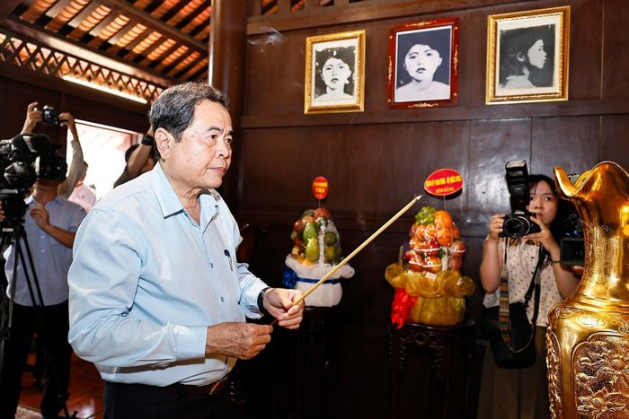 Chủ tịch Quốc hội Trần Thanh Mẫn dâng hương, dâng hoa tại Công viên Tượng đài, Nhà lưu niệm Anh hùng liệt sĩ Võ Thị Sáu. Ảnh: Doãn Tấn - TTXVN