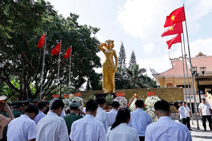 Chủ tịch Quốc hội Trần Thanh Mẫn dâng hương, dâng hoa tại Công viên Tượng đài, Nhà lưu niệm Anh hùng liệt sĩ Võ Thị Sáu. Ảnh: Doãn Tấn - TTXVN