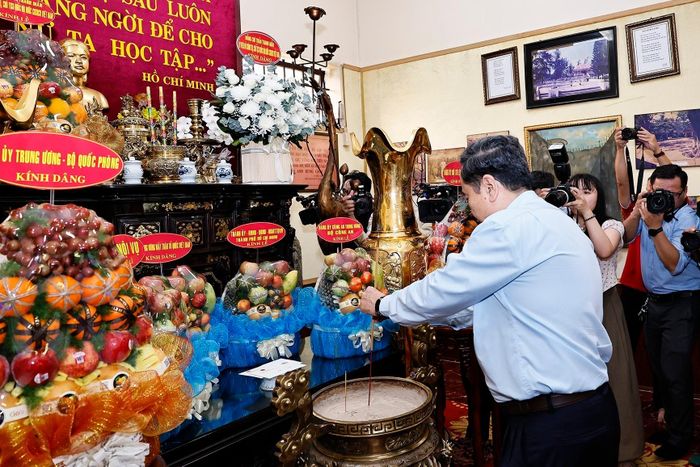 Chủ tịch Quốc hội Trần Thanh Mẫn dâng hương, dâng hoa tại Công viên Tượng đài, Nhà lưu niệm Anh hùng liệt sĩ Võ Thị Sáu. Ảnh: Doãn Tấn - TTXVN