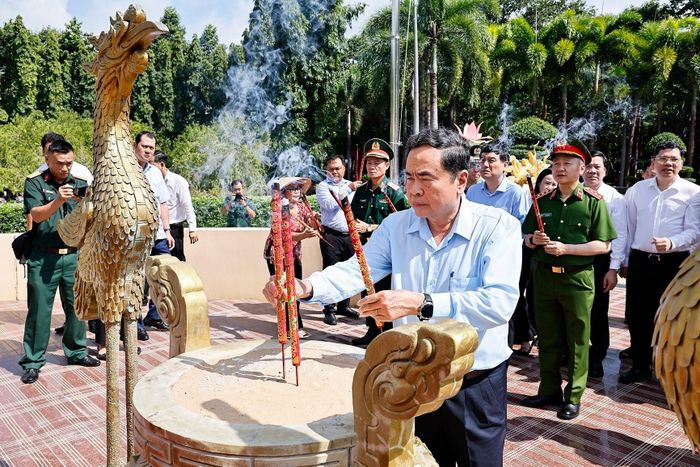 Chủ tịch Quốc hội Trần Thanh Mẫn dâng hương, dâng hoa tại Nghĩa trang liệt sĩ Long Điền Đất Đỏ. Ảnh: Doãn Tấn - TTXVN