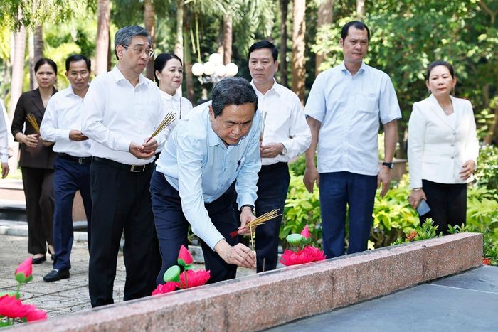 Chủ tịch Quốc hội Trần Thanh Mẫn dâng hương, dâng hoa tại Nghĩa trang liệt sĩ Long Điền Đất Đỏ. Ảnh: Doãn Tấn - TTXVN
