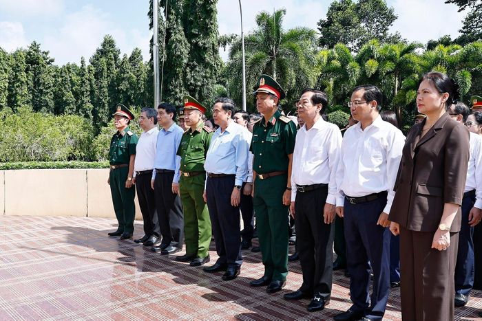 Chủ tịch Quốc hội Trần Thanh Mẫn dâng hương, dâng hoa tại Nghĩa trang liệt sĩ Long Điền Đất Đỏ. Ảnh: Doãn Tấn - TTXVN