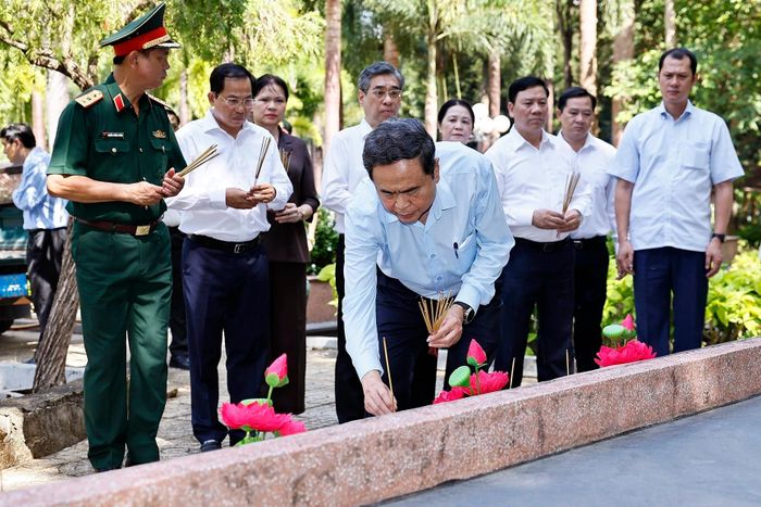 Chủ tịch Quốc hội Trần Thanh Mẫn dâng hương, dâng hoa tại Nghĩa trang liệt sĩ Long Điền Đất Đỏ. Ảnh: Doãn Tấn - TTXVN