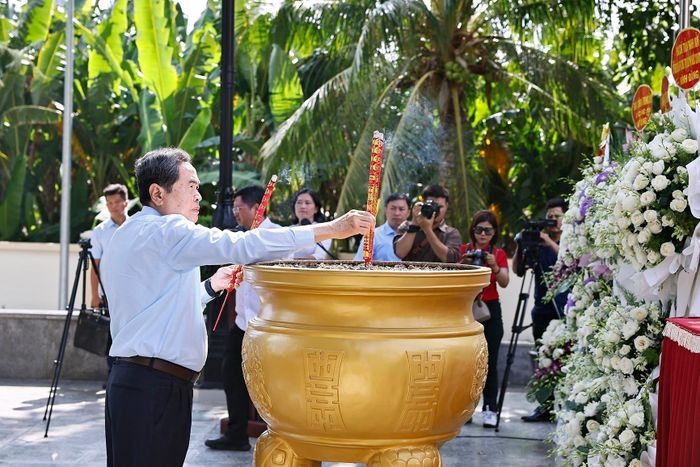 Chủ tịch Quốc hội Trần Thanh Mẫn dâng hương, dâng hoa tại Công viên Tượng đài, Nhà lưu niệm Anh hùng liệt sĩ Võ Thị Sáu. Ảnh: Doãn Tấn - TTXVN