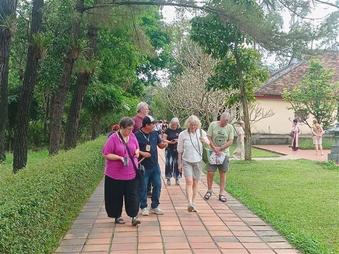 Du khách đến Huế luôn lựa chọn điểm đến đền chùa, du lịch tâm linh, tĩnh lặng - là những sản phẩm du lịch tạo xu hướng của Huế. Ảnh: Hải Âu - TTXVN