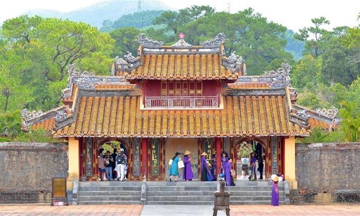Du khách tham quan địa điểm du lịch tại thành phố Huế. Ảnh: Hải Âu - TTXVN