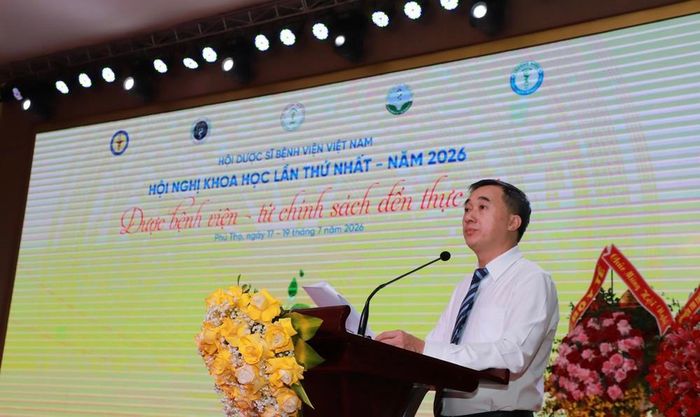 Thứ trưởng Bộ Y tế Trần Văn Thuấn phát biểu tại Hội nghị khoa học dược bệnh viện lần thứ nhất. Ảnh: BTC