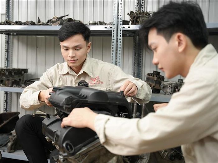 Sinh viên trường Cao đẳng Việt Mỹ Hà Nội thực hành tại xưởng Ô tô của trường. Ảnh: Diệu Thúy - TTXVN