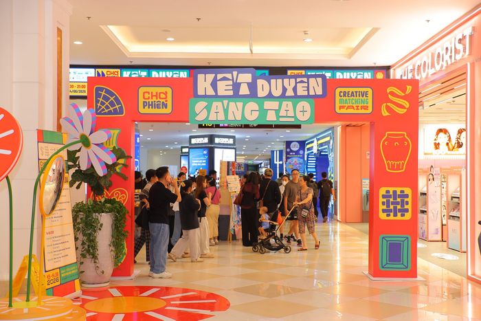 Chương trình "Chợ phiên Kết duyên sáng tạo 2026" thu hút sự quan tâm của đông đảo công chúng trải nghiệm các sản phẩm làng nghề truyền thống. Ảnh: BTC